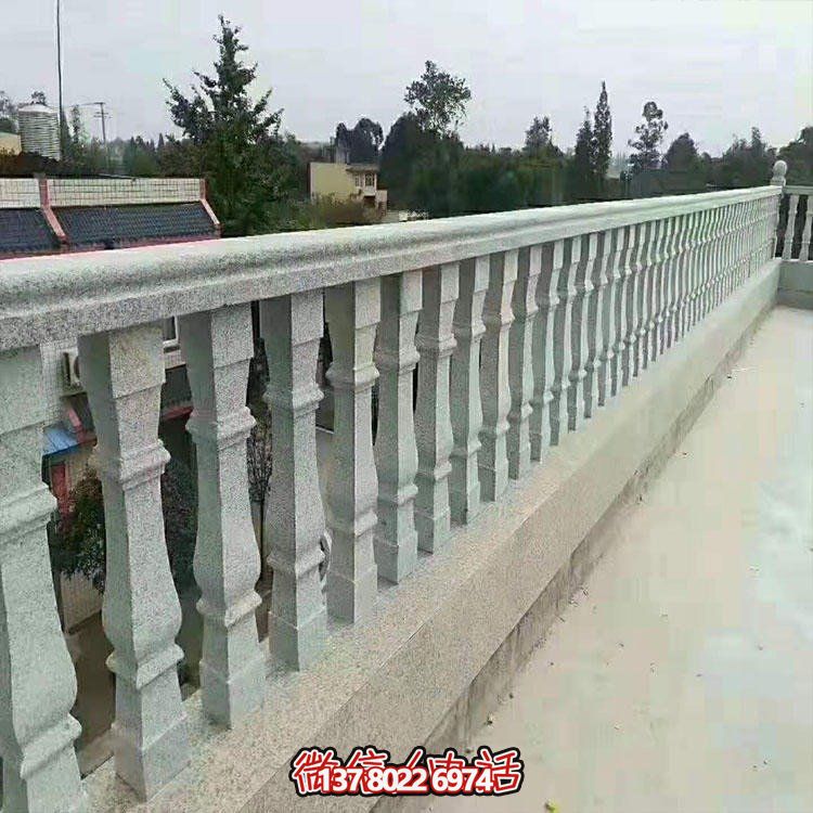 傳統(tǒng)的大理石護欄雕塑，為城市街頭和河道添彩