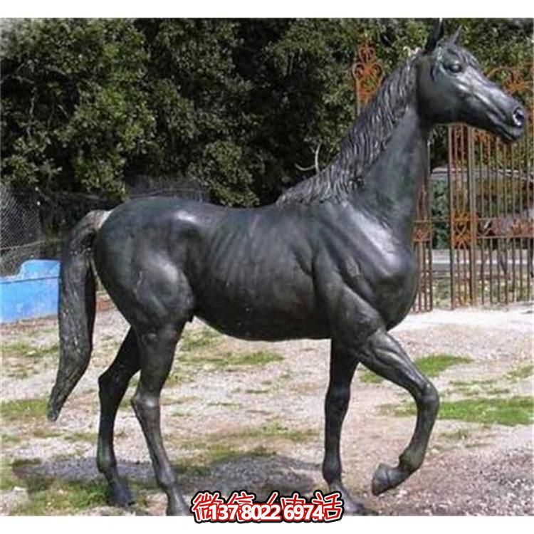 玻璃鋼仿銅馬雕塑，為園林廣場增添獨(dú)特魅力