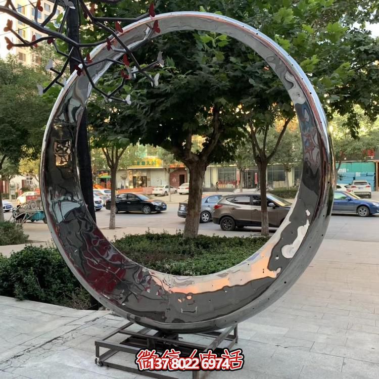 高級不銹鋼鏡面拋光圓環(huán)噴泉，為酒店會所戶外景觀雕塑增添絢麗色彩