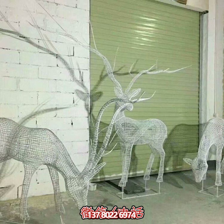 不銹鋼鏤空網(wǎng)格鹿燈光亮化擺件，為公園草坪上裝飾增添精彩