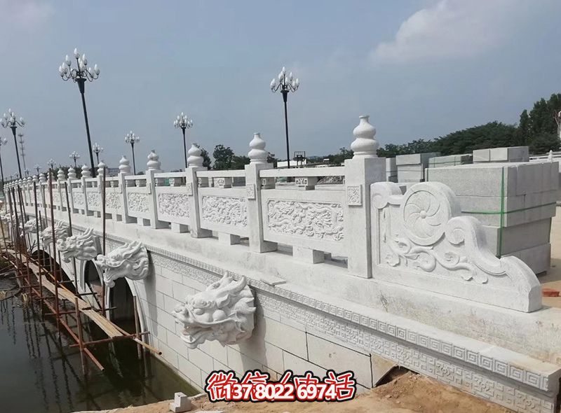 精美漢白玉石拱橋，融龍紋雕刻欄桿