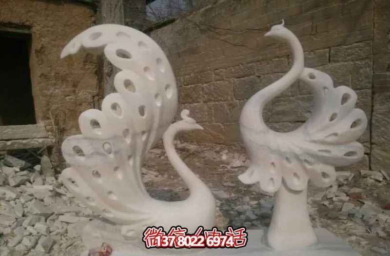 不銹鋼鏤空孔雀雕塑，點綴公園湖邊