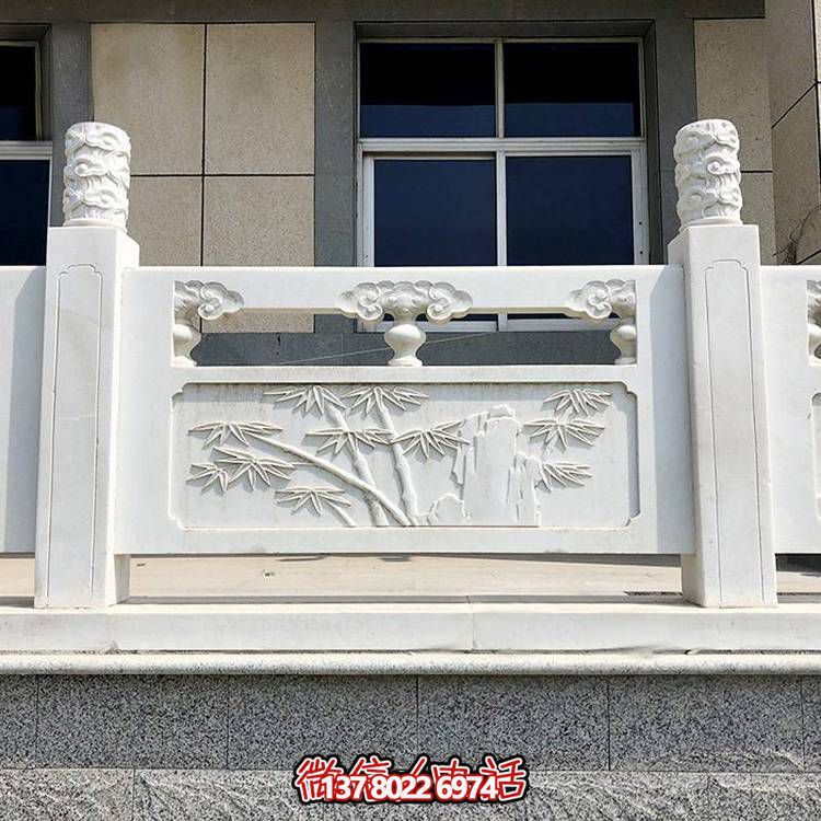 精致古典庭院雕飾浮雕石柱、欄桿、欄板，營造溫馨園林