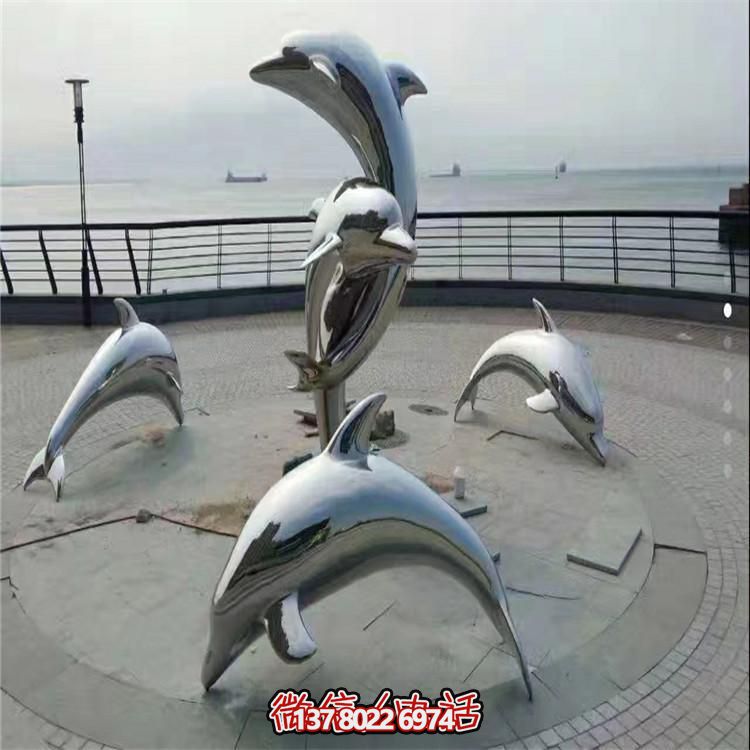 不銹鋼海豚雕塑，讓海邊的廣場更加美觀