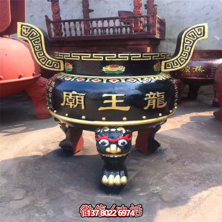 精美彩繪金漆圓形香爐，為寺廟添彩