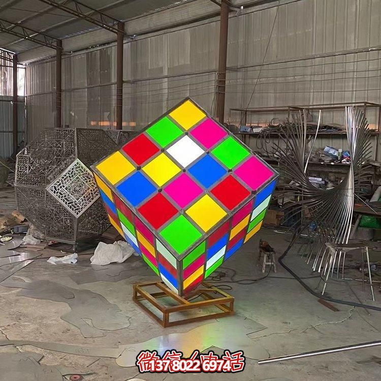 不銹鋼彩繪魔方景觀(guān)雕塑，點(diǎn)綴校園廣場(chǎng)