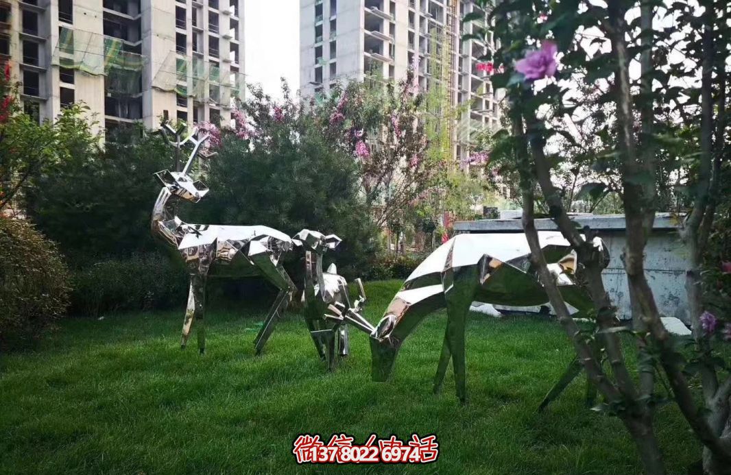 不銹鋼梅花鹿雕塑，讓公園草坪更美麗