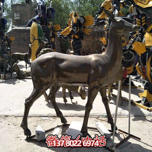 精美雕塑鹿，點綴園林景觀，增添藝術氣息