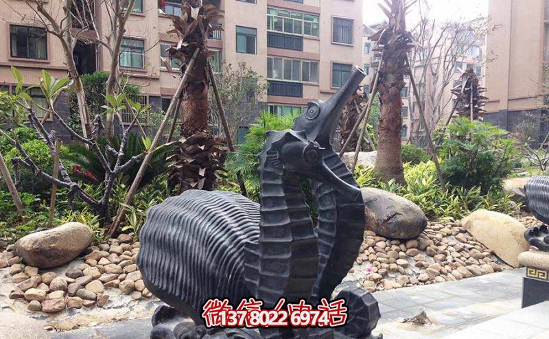 街道上擺放的一對黑色的玻璃鋼創意海馬雕塑 街道上擺放的一對黑色的玻璃鋼創意海馬雕塑
