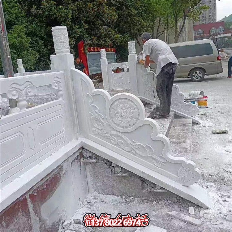 漢白玉旗臺欄板欄桿安裝，細節打磨處理
